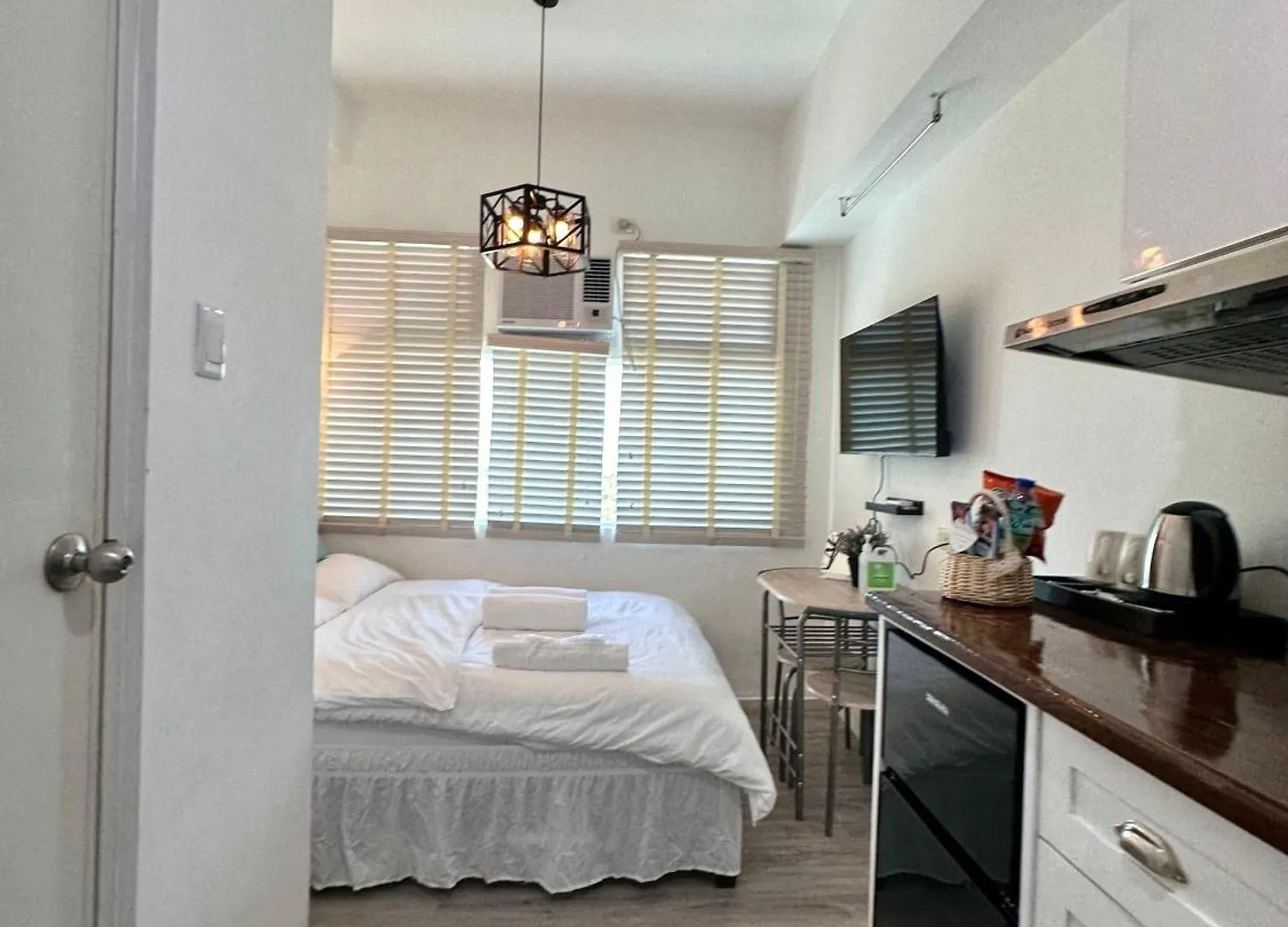 Studio One Condominium, Alabang - Bluu - Fiber Wi-Fi, Netflix-Ready モンテンルパ フィリピン